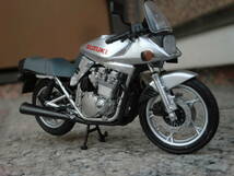エフトイズ、ヴィンテージバイクキット1/24サイズ、スズキGSX1100Sカタナ【刀】1990年SL型完成品。送料は無料！_画像3