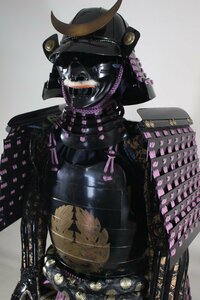 ▲▽桶側二枚胴具足　金家紋　鉄、銅　櫃、スタンド付　46×65×143ｃｍ　17.68ｋｇ　鎧/甲冑/武具▲▽