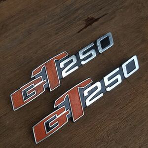 スズキ GT185 GT250 GT380 GT550 GT750 サイドカバーエンブレム純正部品 中古