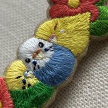 寄り添うセキセイインコの刺繍ブローチ_画像2