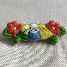 寄り添うセキセイインコの刺繍ブローチ_画像1