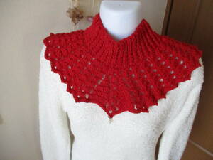 キャッシュウール・模様編みの1部V字のネックウォーマー・真っ赤・スワロフスキーのパールビーズ・ハンドメイド・かぎ針編み・手編み