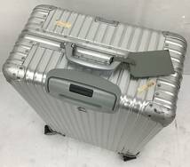 大型 リモワ スーツケース 4輪 キャスター付き 横幅約46㎝ 高さ約73㎝ 奥行約27㎝ TSAロック ダイヤル式 シルバー 海外旅行 RIMOWA_画像4