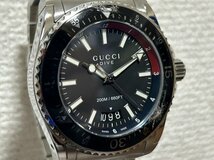 稼働 GUCCI グッチ 136.2 DIVE ダイブ 200M/660FT 黒文字盤 メンズ腕時計 ブランド腕時計 デイト クオーツ ネイビー レッド_画像2