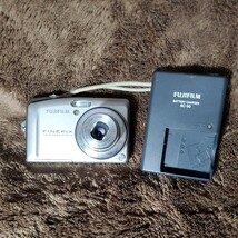 FUJIFILM デジタルカメラ F50fd FinePix コンパクトデジタルカメラ バッテリー 1個 充電器 BC-50 セット 現状品_画像1