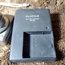 FUJIFILM デジタルカメラ F50fd FinePix コンパクトデジタルカメラ バッテリー 1個 充電器 BC-50 セット 現状品_画像7