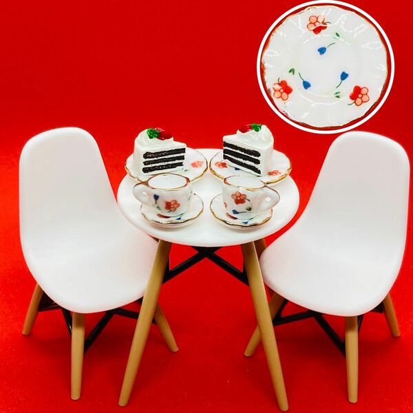 新品ミニチュア１１点　白イームズチェアーｘ２　テーブル　陶器レッドフラワー柄カップ・ソーサー・プレート・ケーキｘ２　スイーツ　椅子