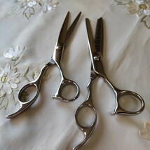 ヘアカットはさみセット　Knight Rise SCISSORS ヘアカットはさみ　すきバサミ HAND MADE プロ美容師監修　未使用　取扱説明書　箱入り_画像2