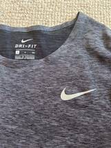 ★*★ナイキ・NIKE・ランニング長袖シャツ・ダークグレー・美品_画像4