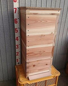 送料無料・日本蜜蜂・給餌・メントール対応すのこ式中蓋付　杉28mm角４段重箱式巣箱・網付底板・トリカルネット付き　 ２８型