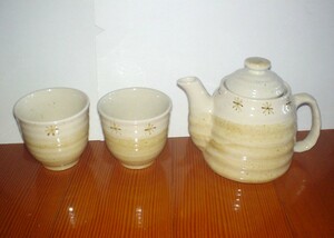 新品　急須　湯呑 セット ポット(茶こし付) １個　湯呑 ２客