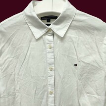 TOMMY HILFIGER fitted /トミーヒルフィガー レディース 胸ロゴ刺繍 フィットデザイン 長袖ボタンシャツ ホワイト 4サイズ I-3323_画像2