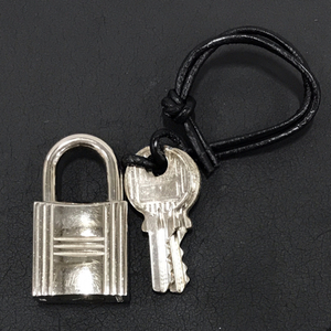 エルメス カデナ 鍵付き シルバーカラー 保存袋付属 ブランド小物 雑貨 ユニセックス HERMES QR123-331