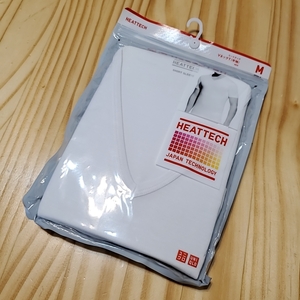 2118 UNIQLO ユニクロ M HEATTECH ヒートテック Vネック Tシャツ 半袖 メンズ 白 ホワイト インナー アンダー シャツ 保温 発熱 