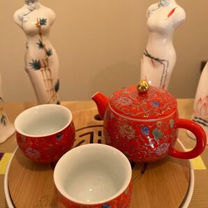 中国茶器　琺瑯彩　茶壺１点と茶杯２点セット（全３点）　赤