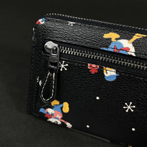 【COACH 本物 新品 コーチUSAアウトレット正規品】COACH X DISNEY コラボ ホリデー ミッキーマウス 二つ折り財布 財布 CN028 新作_画像6