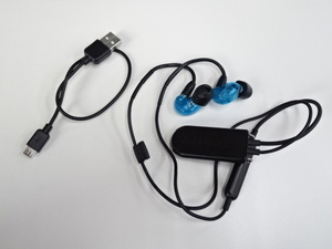 12M067SZ◎SHURE シュア RMCE-BT2 ワイヤレスケーブル/SE215 高遮音性イヤホン Bluetooth 動作品◎中古