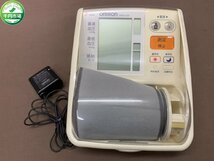 【Y-8963】OMRON オムロン HEM-7020 デジタル自動血圧計 上腕式 健康器具 測定器 通電確認済 現状品【千円市場】_画像1