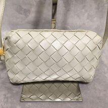 1円【美品】BOTTEGA VENETA ボッテガヴェネタ カセット ショルダーバッグ ウエストバッグ マキシイントレチャート レザー 白 ホワイト_画像2