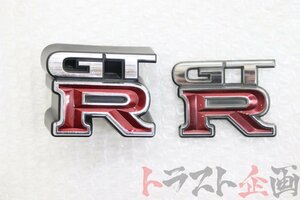 1101119172 エンブレム スカイライン GT-R BNR34 トラスト企画 送料無料 U