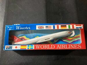 Wooster bar Gin Eara Ine a bus WORLD AIRLINES airplane . customer aviation model 