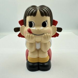 L140-J019758-5 FUJIYA 不二家 ペコちゃん 貯金箱 お座りペコちゃん 人形 キャラクターグッズ 全長(約)12cm ①