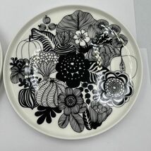 M123-T060289-7 Marimekko マリメッコ シイルトラプータルハ プレート 皿 洋食器 ホワイト ブラック 2点セット サイズ(約)20cm×1cm ①_画像3