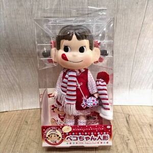 M637-J019766-19 FUJIYA 不二家 ペコちゃん人形 2006 Peko's Doll あったかニットのマフラーつき 2006年当時品 フィギュア ⑥