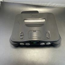 「2FW28」NINTENDO 64　ニンテンドー64 NUS-001(JPN) レトロ　ゲーム　本体　アダプターコード切れた　現状出品　動作未確認_画像1