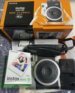 【完動品】 FUJIFILM instax mini 90 NEO CLASSIC チェキ インスタントカメラ（ブラック） 動作確認済 富士フイルム（フィルム110枚付