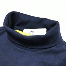 ◆385新品【メンズM】紺 FILA GOLF フィラ ゴルフ フロントロゴ 起毛スムース 保温 長袖タートルネックシャツ 防寒 一枚で着用可 秋服_画像5