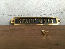 数量限定　STAFF ONLY　/　真鍮 エンボス プレート サイン スタッフオンリー　スタッフのみ　看板　警告 インフォメーション タグ_画像2