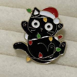新品 クリスマスの猫のブローチ 季節物 12月 黒猫 かわいい ギフト プレゼント ピンブローチ ピンバッジ サンタ帽子柄