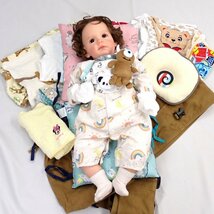 ★リボーンドール マギー 全長約59.5cm/女の子/外国人/茶髪/パーマ/服・小物付き/赤ちゃん/抱き人形&1937200002_画像2