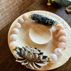 桜瑪瑙の粒に配色綺麗なジャスパー蓮に青瑪瑙のミックス天珠のデザインブレスレット