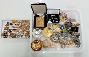 おまとめ！金メッキ　銀メッキ　アクセサリ-　真珠　ネックレス　ブローチ　盃　メダル　約1.9kg