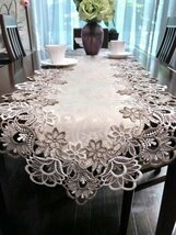 ジャガード織りの模様　テーブルセンター40X180ｃｍ　テーブルコーディネート　周りは総レース刺繍_画像1