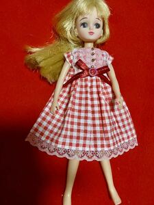 リカちゃん服　赤い格子のワンピースのハンドメイド