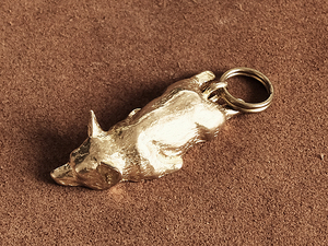 真鍮 キーホルダー（犬 寝そべり）イヌ ドッグ ペット 置物 動物 チャーム キーリング 二重カン ブラス 真鍮無垢 雑貨 縁起物 金属 干支