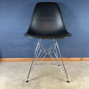 M3041【家財便B】 Eames／イームズ. Vitra／ヴィトラ. チェア. 椅子. プラスチック. 黒. Made in Germany