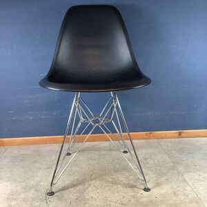 M3039【家財便B】 Eames／イームズ. Vitra／ヴィトラ. チェア. 椅子. プラスチック. 黒. Made in Germany