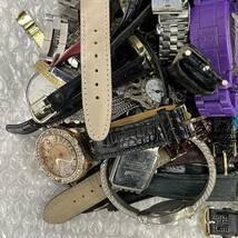 R125(10000)-315　時計大量まとめ　約10kg　メンズ　レディース　腕時計　懐中時計　部品取り　状態様々_画像8
