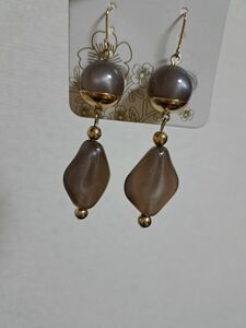 アクリルレトロピアス/イヤリング　ハンドメイド　大ぶり　ビーズ