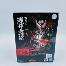 11A135【未開封】BANDAI バンダイ 仮面ライダー龍騎 フィギュア 造形士 浅井真紀 S.I.C 2002スペシャルブック付 おもちゃ _画像2