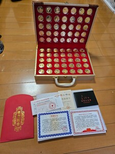 毛沢東 金貨70枚 セット中国の偉大な領袖 毛沢東主席 記念コイン コレクションケース 真鍮 金メッキ 保証書付き 極美品