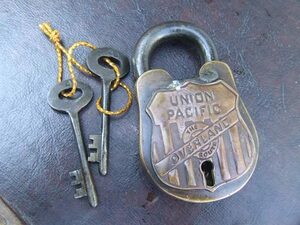 アンティーク ブラスロック 南京錠 ユニオンパシフィック鉄道 Union Pacific Overland Brass Lock お洒落な真鍮鍵です♪