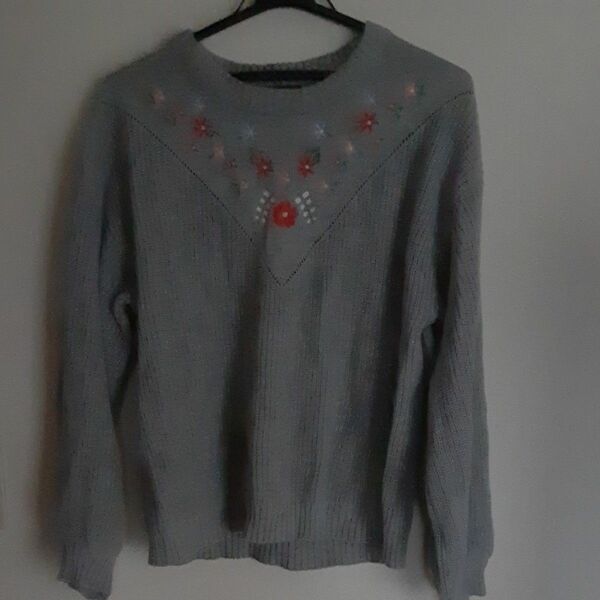 襟元花の刺繍グレーのセーター