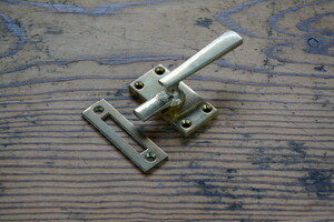 NO.7037 古い真鍮鋳物のNラッチ A ロング 46mm 検索用語→A100gアンティークビンテージ古道具真鍮金物錠鍵ガラスケース