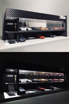 ミニカー専用ジオラマ：1/64 カーディーラーⅢ（光沢カーボン）／最大展示台数16台／デザイン階段／ショールームミラー貼り／看板変更可！_画像2