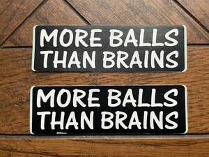 英語名言ステッカー２枚セット「MORE BALLS THAN BRAINS」 約86×26mm 半艶 塩化ビニール製 屋外使用可 \150即決